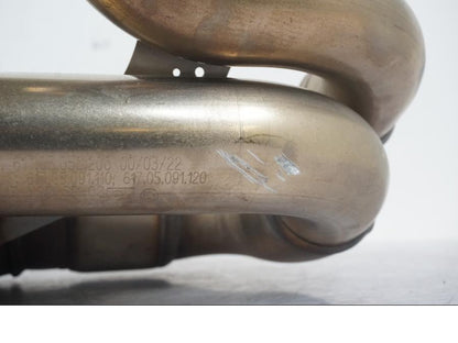 Vänster sida på Mellanburk från en KTM 1290 Super Duke R -2022 motorcykel.