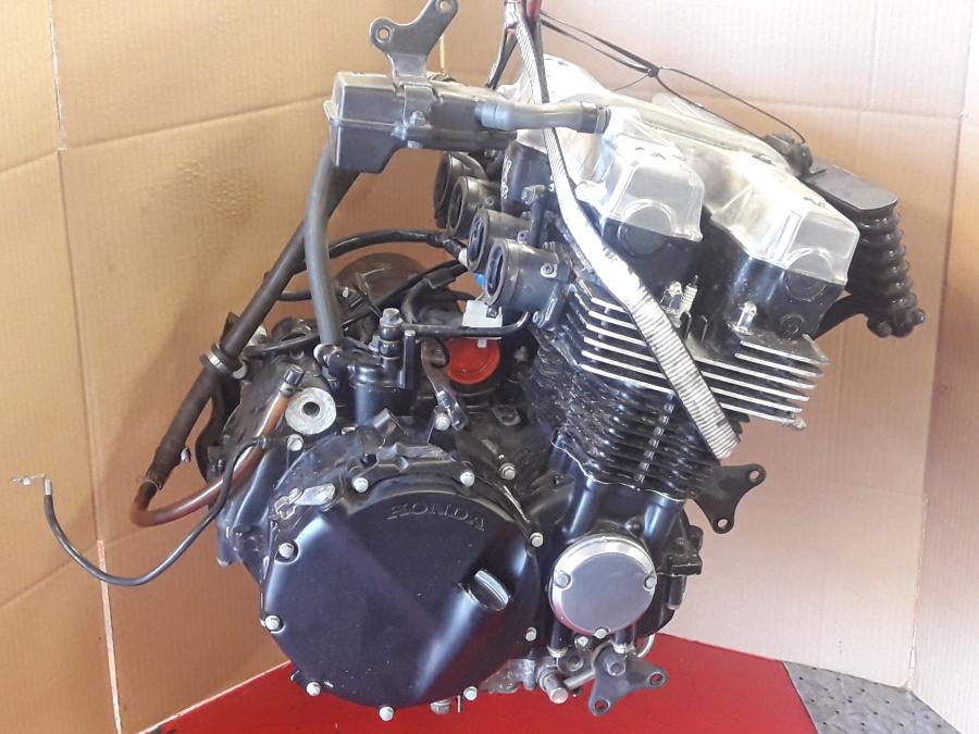 Höger sida på Motor från en Honda CB 750 SF -1999 motorcykel.