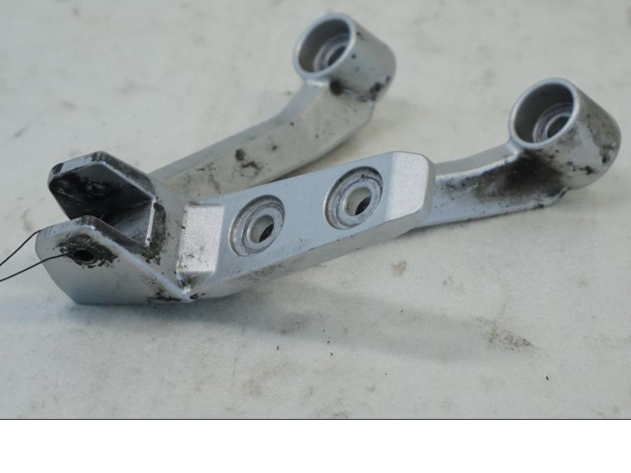 Höger sida på Fotpinnefäste från en Suzuki DL 1000 -2016 motorcykel.