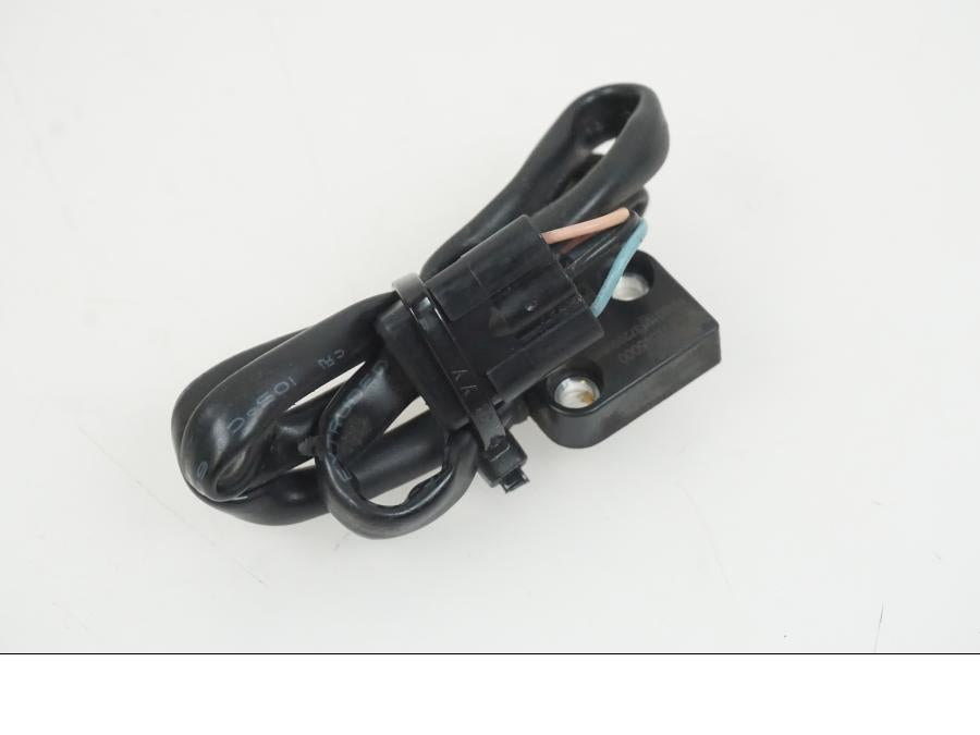 Baksidan på Sidostödsbrytare från en KTM 1290 Super Duke -2019 motorcykel.