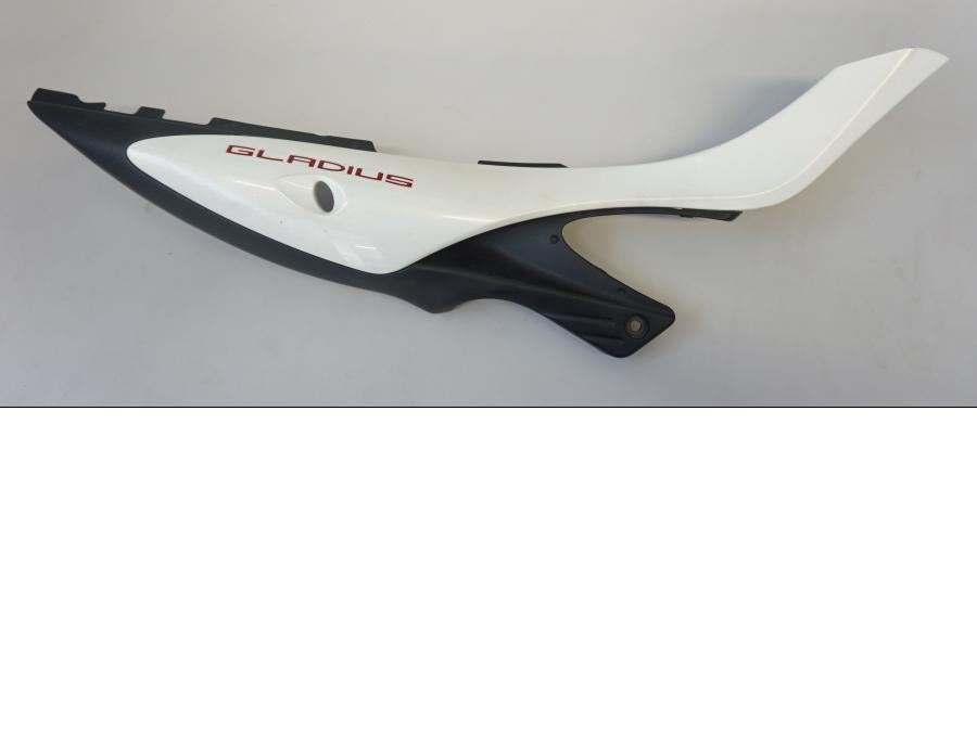 Framsidan på Bakvinge från en Suzuki SFV 650 A Gladius -2012 motorcykel.