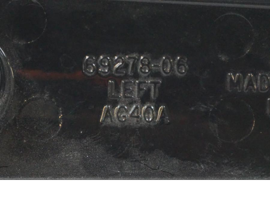 Snett nerifrån på Blinkersfäste från en H-D Street Glide FLHX -2012 motorcykel.