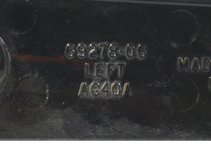 Snett nerifrån på Blinkersfäste från en H-D Street Glide FLHX -2012 motorcykel.