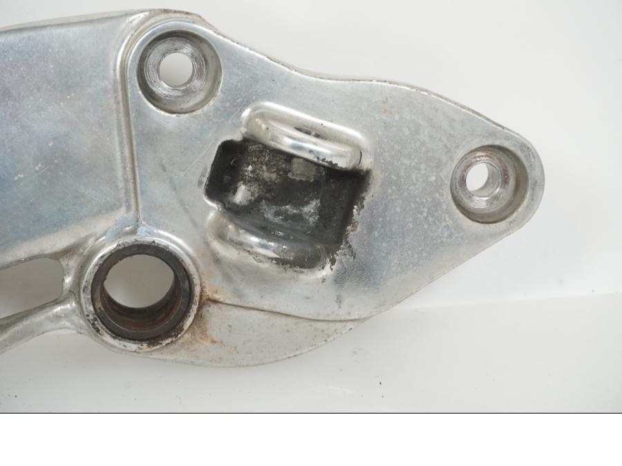 Baksidan på Fotpinnefäste från en Yamaha XJ 900 S -1997 motorcykel.