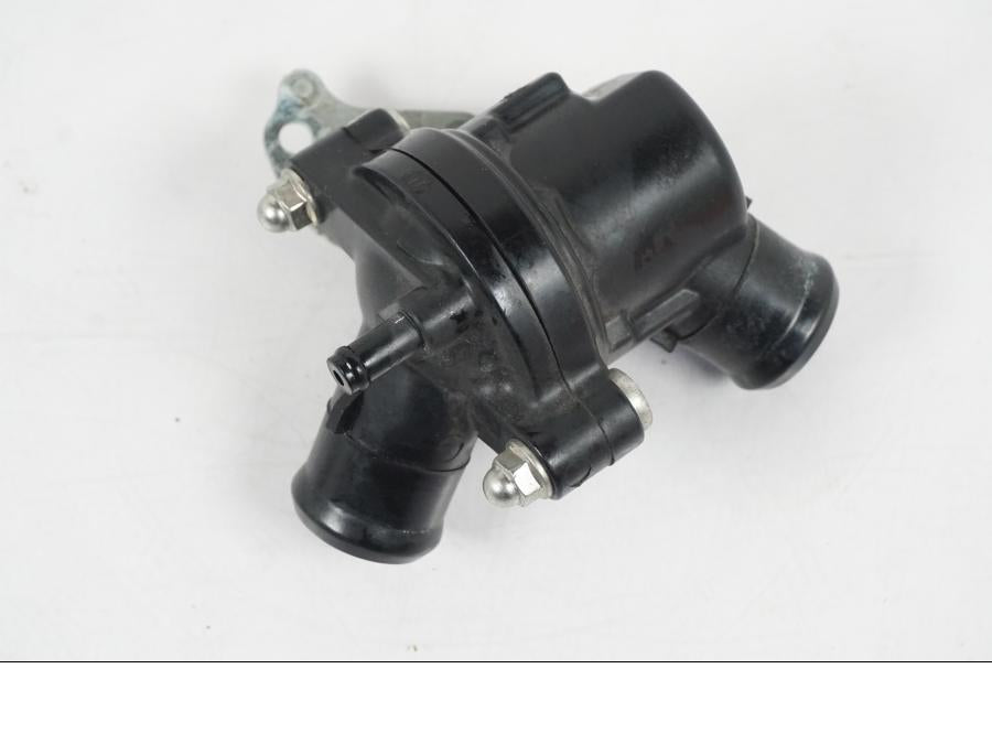 Snett nerifrån på Vattentermostathus från en Yamaha YZF 1000 R1 -2007 motorcykel.