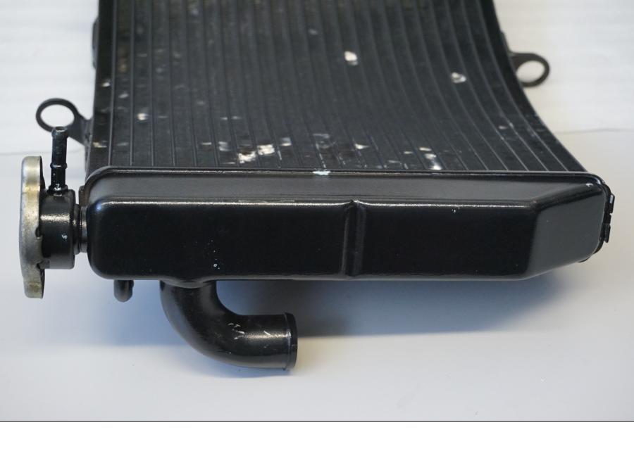 Vänster sida på Vattenkyl från en Honda CBR 600 -2002 motorcykel.