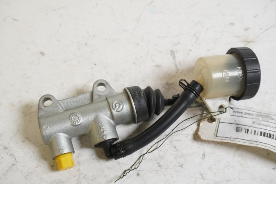 Framsidan på Bromshuvudcylinder från en KTM 990 Super Duke R -2010 motorcykel.