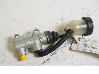 Framsidan på Bromshuvudcylinder från en KTM 990 Super Duke R -2010 motorcykel.