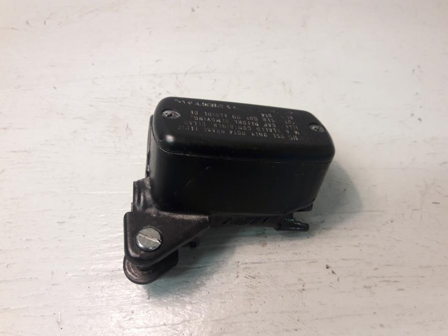 Baksidan på Bromshuvudcylinder från en Honda CBR 600 -1999 motorcykel.