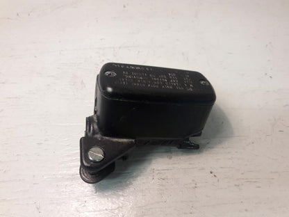 Baksidan på Bromshuvudcylinder från en Honda CBR 600 -1999 motorcykel.