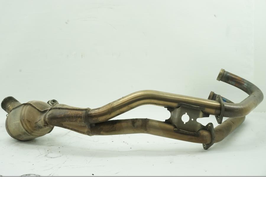 Vänster sida på Grenrör från en BMW F 800 R -2011 motorcykel.