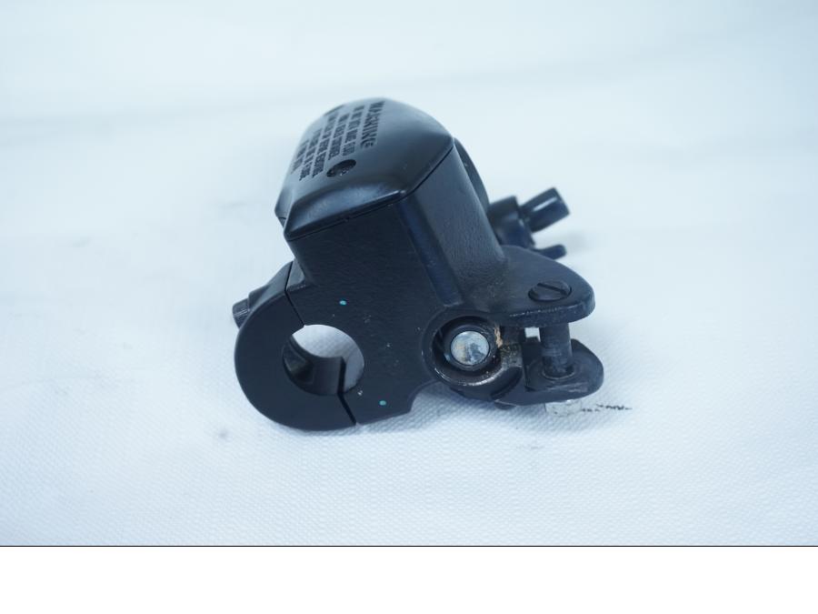 Vänster sida på Bromshuvudcylinder från en Kawasaki Ninja 650 -2018 motorcykel.