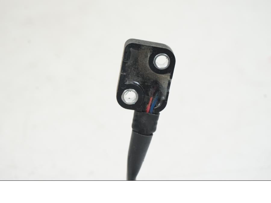 Snett uppifrån på Sidostödsbrytare från en Triumph Speed Triple -2021 motorcykel.