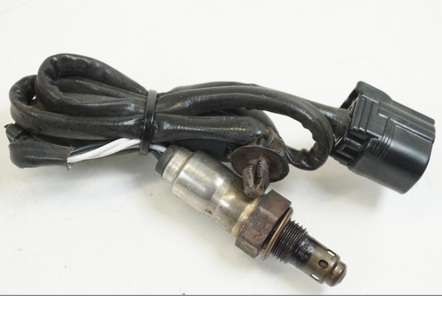 Vänster sida på Lambdasond från en Honda CB 650 F Hornet -2017 motorcykel.