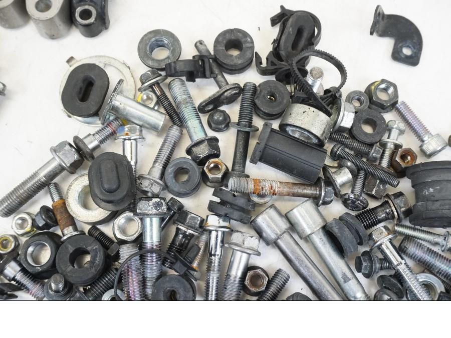 Vänster sida på Skruv / Mutter etc från en Honda CB 600 F -2008 motorcykel.