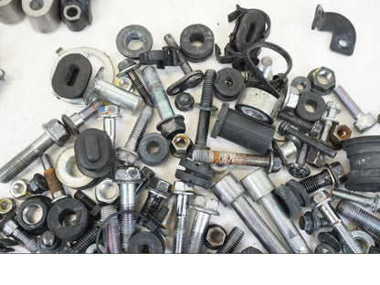 Vänster sida på Skruv / Mutter etc från en Honda CB 600 F -2008 motorcykel.