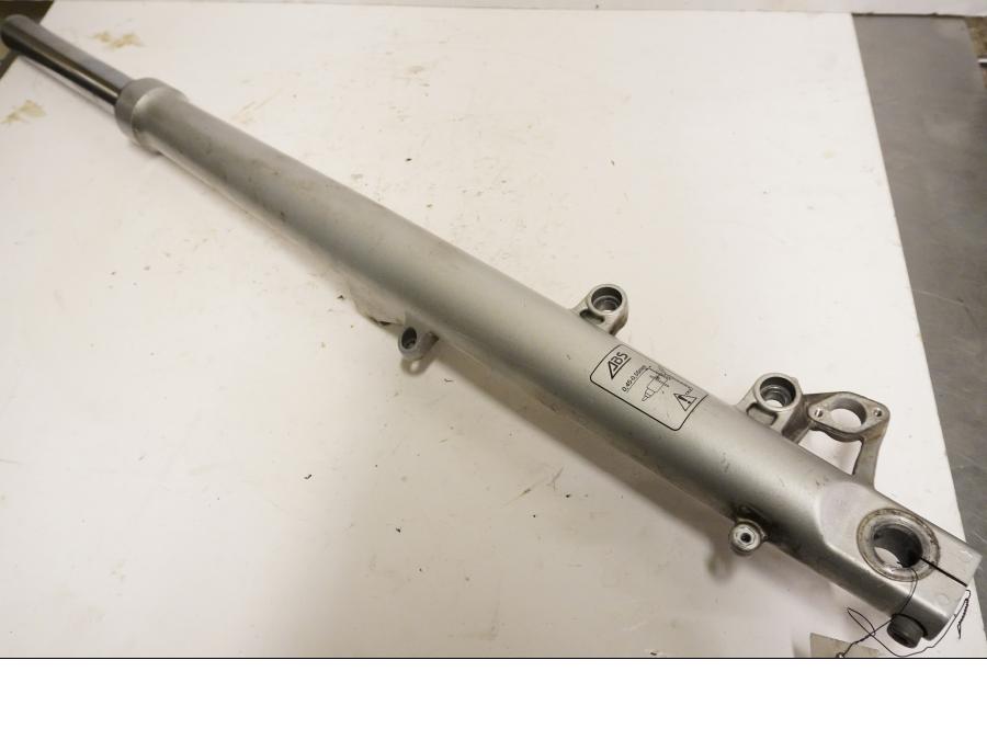 Framsidan på Gaffelben från en BMW K 1200 RS -1998 motorcykel.