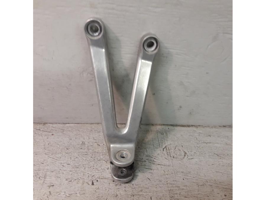 Framsidan på Fotpinnefäste från en Yamaha YZF 1000 R1 -2003 motorcykel.