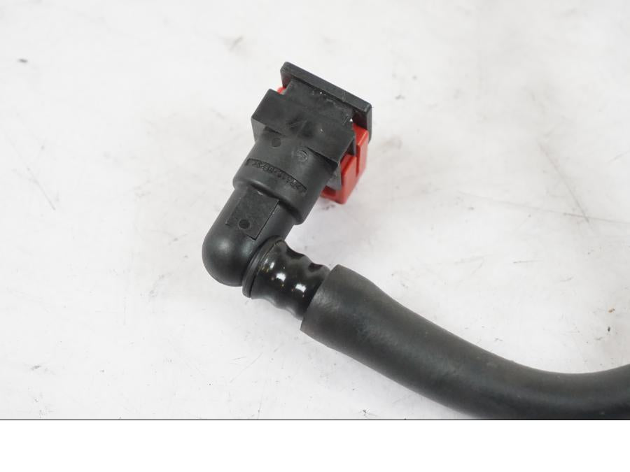 Höger sida på Bensinledning från en Kawasaki ZX-6R -2011 motorcykel.