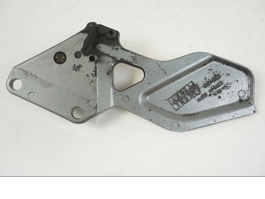 Vänster sida på Fotpinnefäste från en Kawasaki ZZR 1100 -1994 motorcykel.