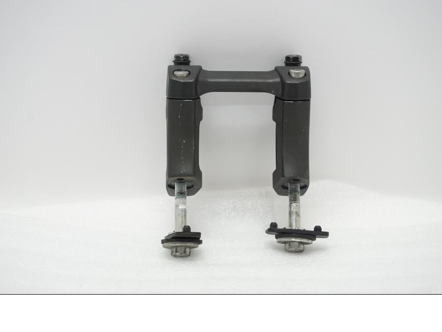 Baksidan på Styrfäste från en Suzuki GSX 1300 BK -2008 motorcykel.