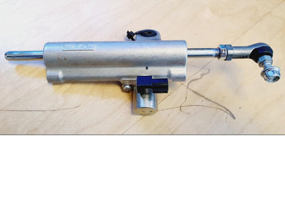 Baksidan på Styrdämpare från en Suzuki GSX-R 750 -2009 motorcykel.