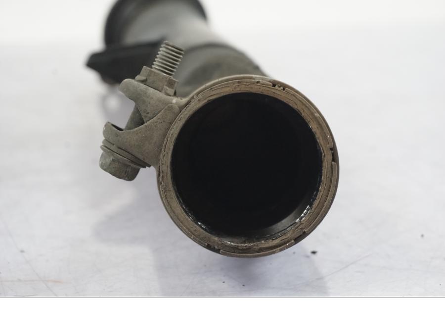 Vänster sida på Mellanrör från en Suzuki GSX 1300 RX -1999 motorcykel.