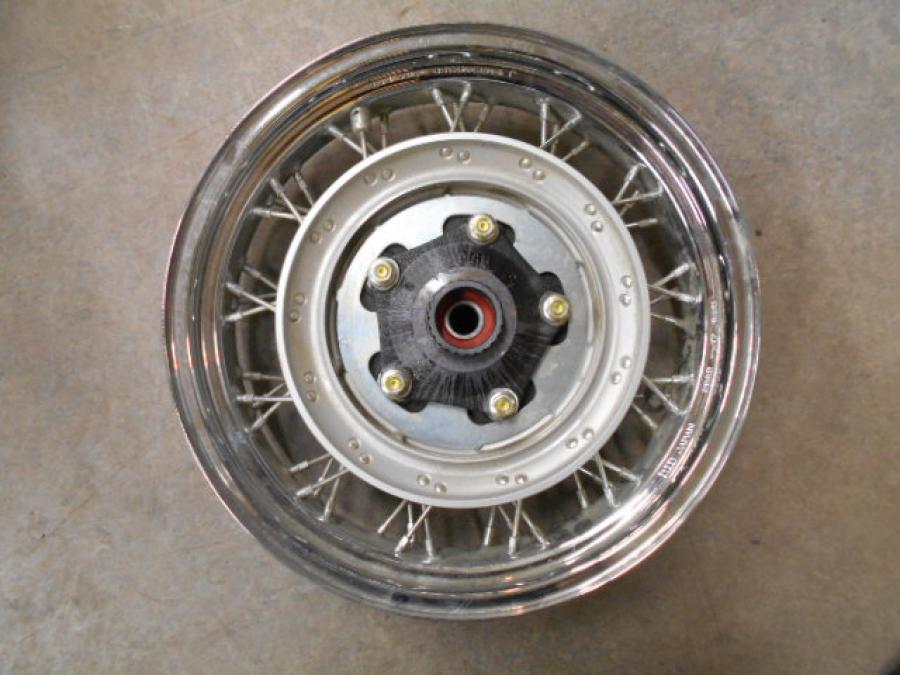 Framsidan på Fälg från en Honda VT 750 -2008 motorcykel.