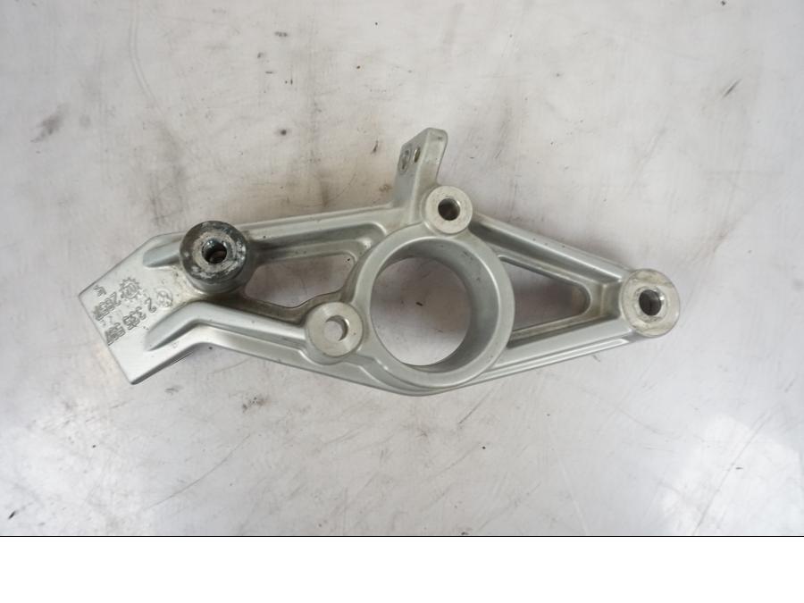 Snett nerifrån på Fotpinnefäste från en BMW R 1150 GS -2002 motorcykel.