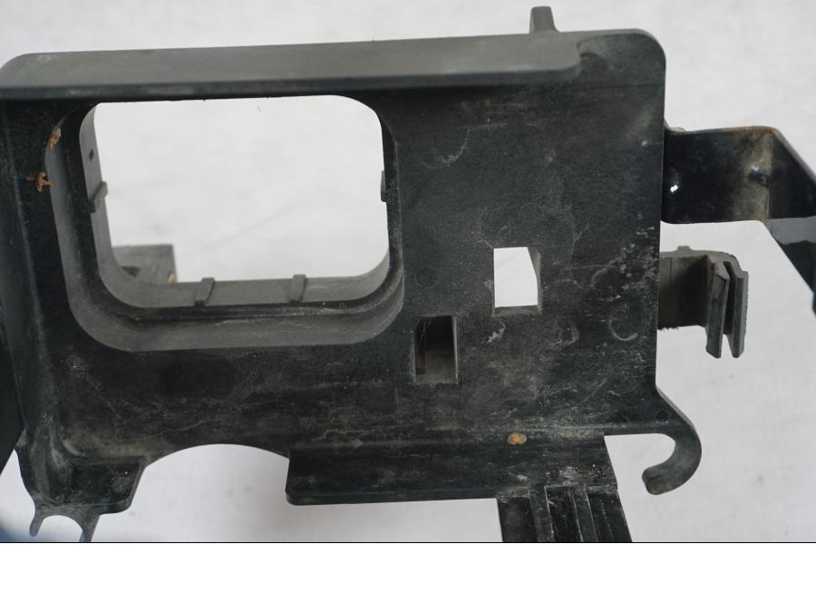 Höger sida på Batterihållare från en H-D Sportster 883 XL -2007 motorcykel.