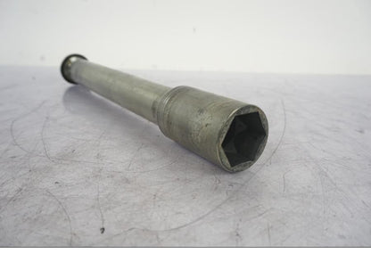 Vänster sida på Axel från en Suzuki GSX-R 1000 -2005 motorcykel.