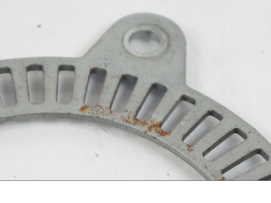 Baksidan på ABS krans från en BMW F 650 CS -2002 motorcykel.