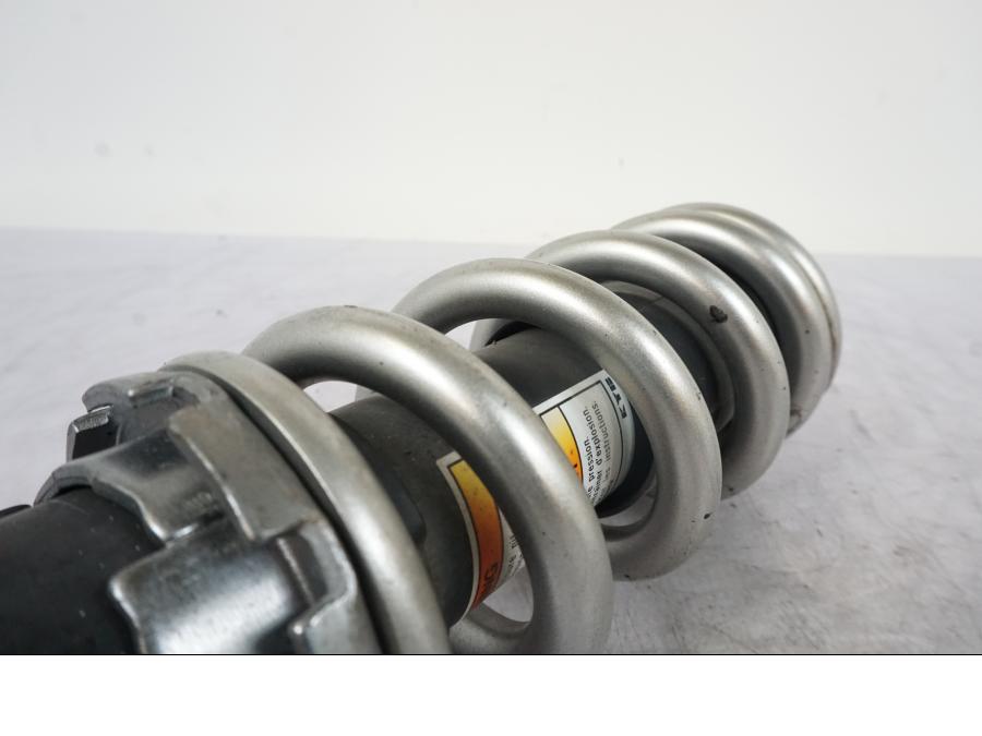 Snett nerifrån på Stötdämpare från en Kawasaki ER-6F -2010 motorcykel.