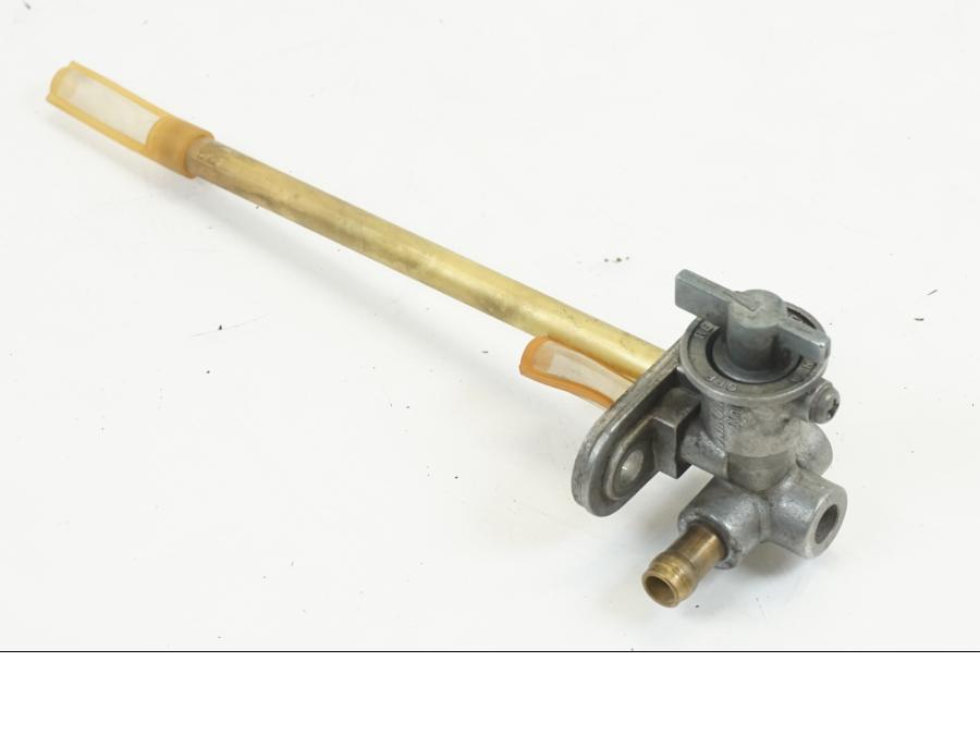 Baksidan på Bensinkran från en KTM 625 SC SM -2002 motorcykel.