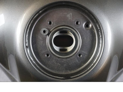 Snett uppifrån på Bensintank från en Kawasaki Z 900 -2023 motorcykel.