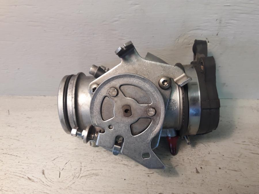 Baksidan på Spjällhus från en BMW R 1150 R -2004 motorcykel.