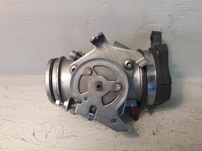 Baksidan på Spjällhus från en BMW R 1150 R -2004 motorcykel.