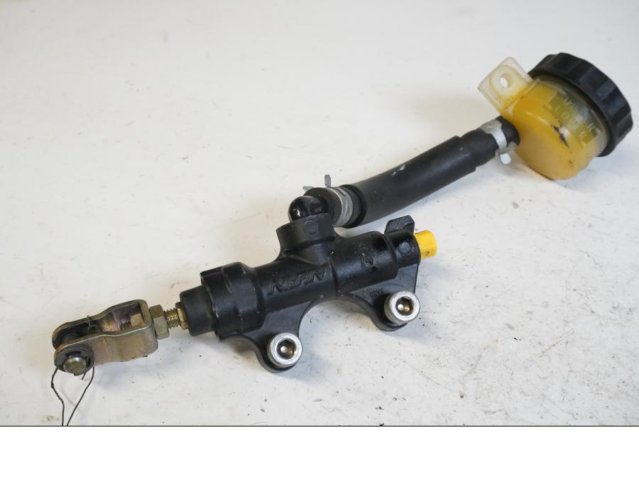 Baksidan på Bromshuvudcylinder från en Triumph Daytona 600 -2003 motorcykel.