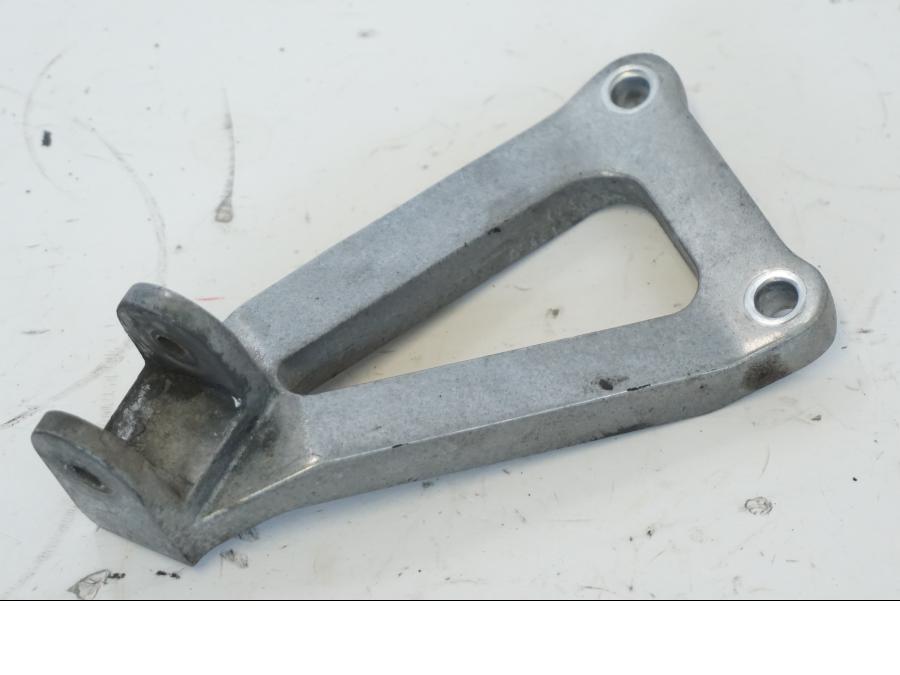 Framsidan på Fotpinnefäste från en Kawasaki ZR-7 -2001 motorcykel.