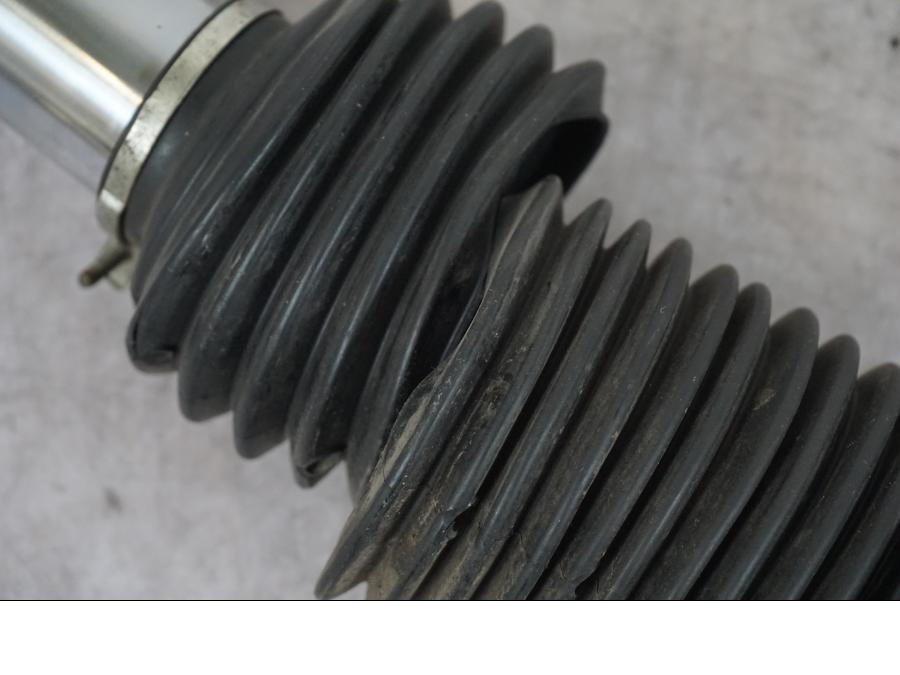 Snett nerifrån på Gaffelben från en Honda XL 125 R -1998 motorcykel.