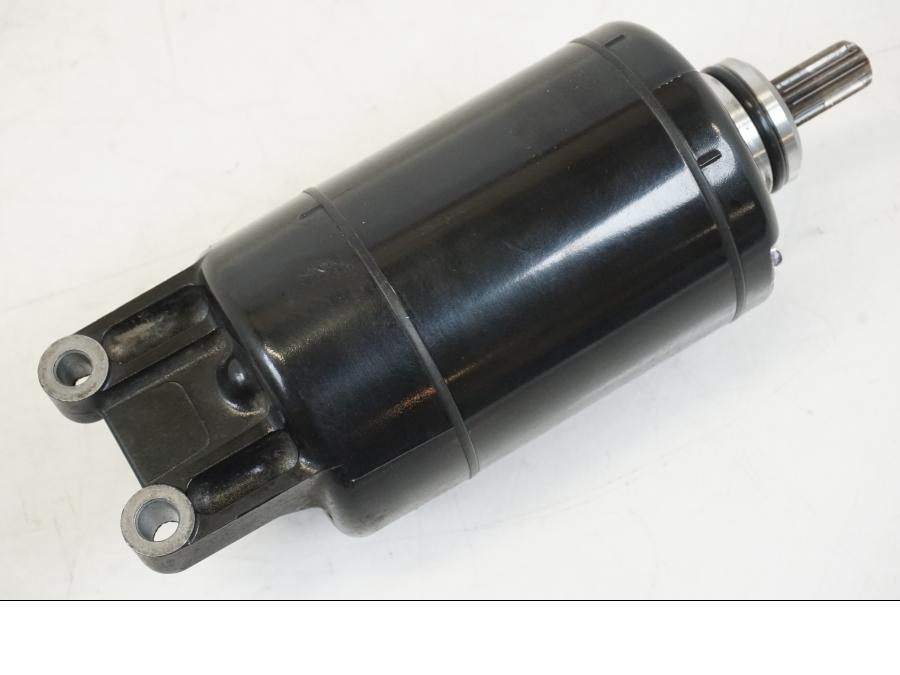 Vänster sida på Startmotor från en Triumph Speed Triple -2021 motorcykel.