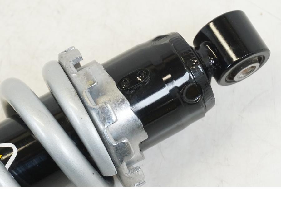 Snett uppifrån på Stötdämpare från en Yamaha YZF R7 -2022 motorcykel.