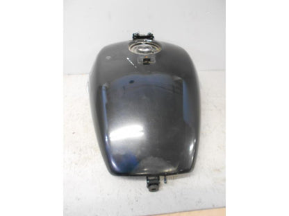 Höger sida på Bensintank från en Suzuki VZ 1600 -2004 motorcykel.