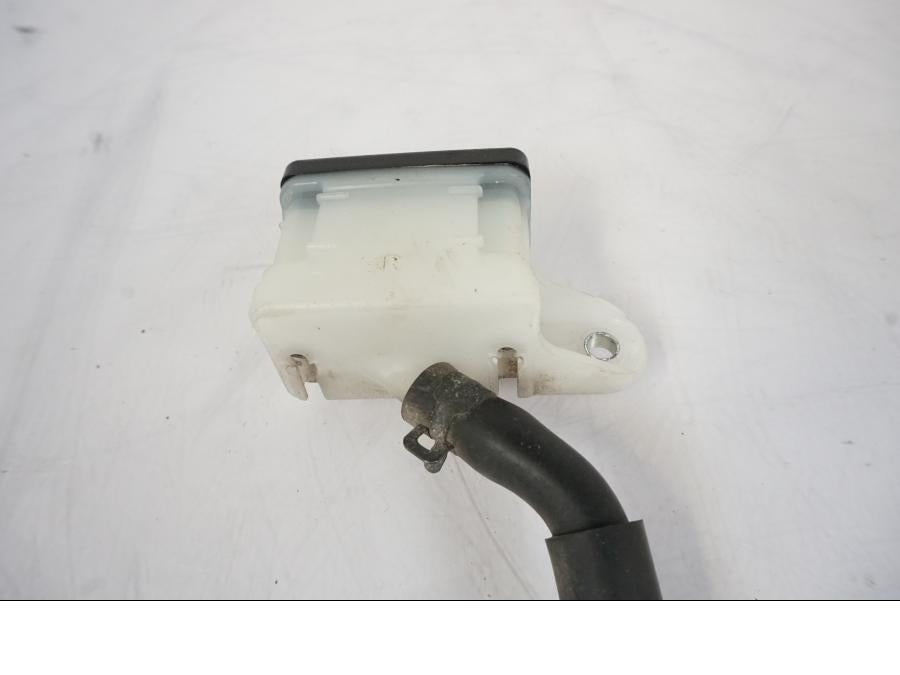 Snett uppifrån på Bromshuvudcylinder från en Honda CRF 1000 Africa Twin -2016 motorcykel.