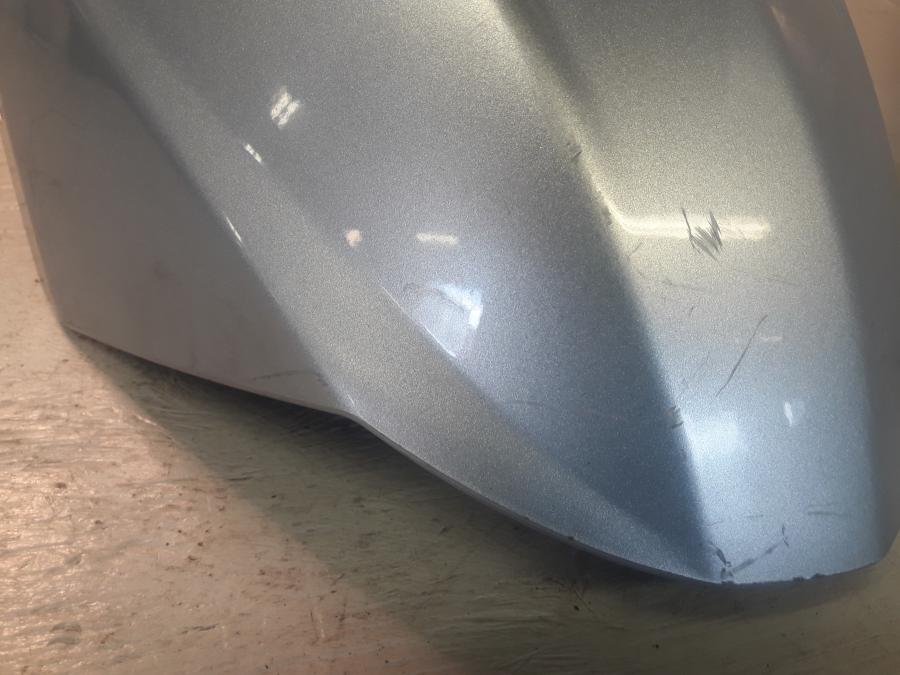 Snett uppifrån på Framskärm från en Yamaha Cygnus -2007 motorcykel.