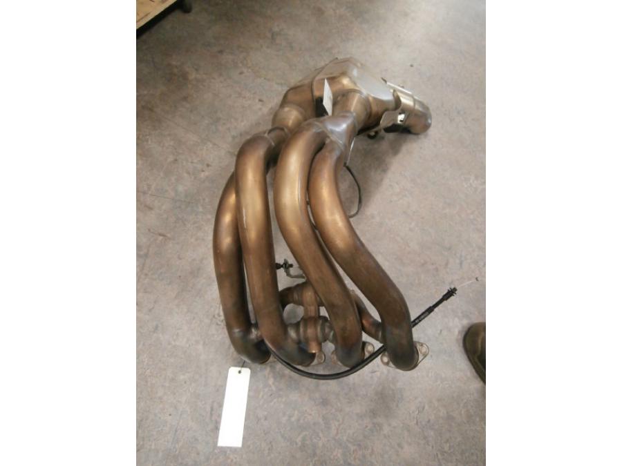 Höger sida på Grenrör från en BMW S 1000 RR -2013 motorcykel.