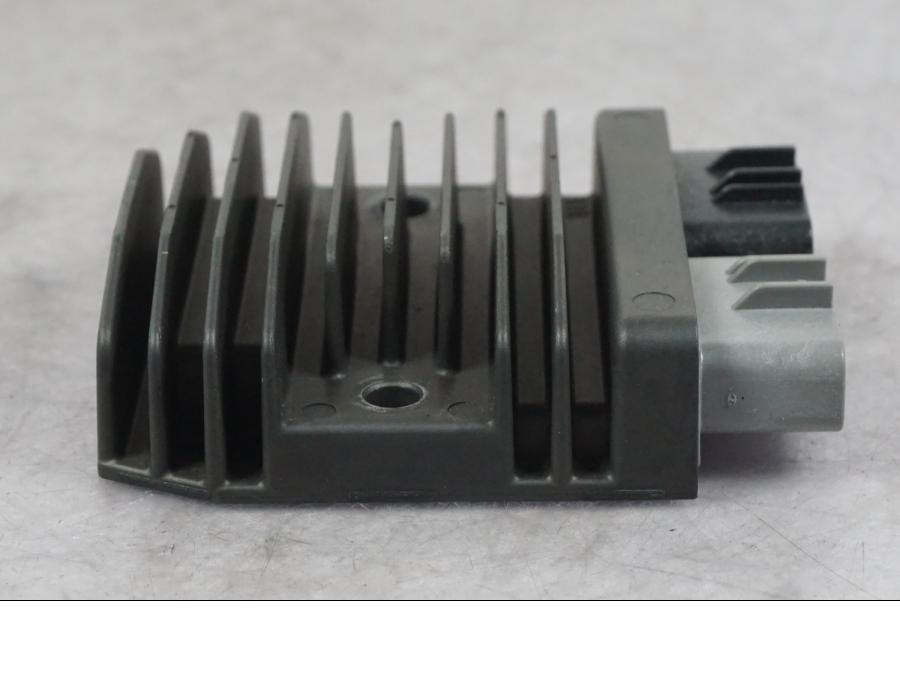 Höger sida på Likriktare från en Ducati Multistrada V4 -2024 motorcykel.