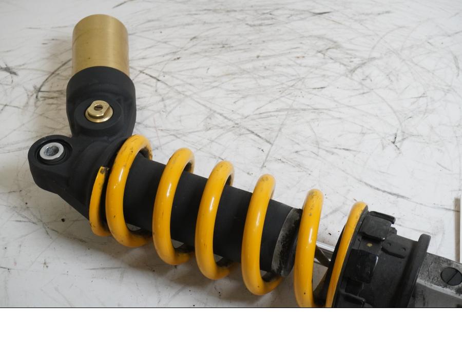 Snett uppifrån på Stötdämpare från en Honda CBR 1000 RR -2004 motorcykel.