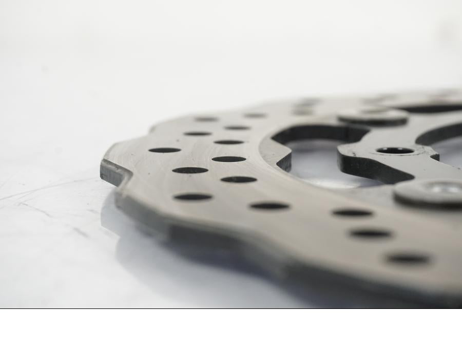 Vänster sida på Bromsskiva från en Yamaha MT-07 -2019 motorcykel.