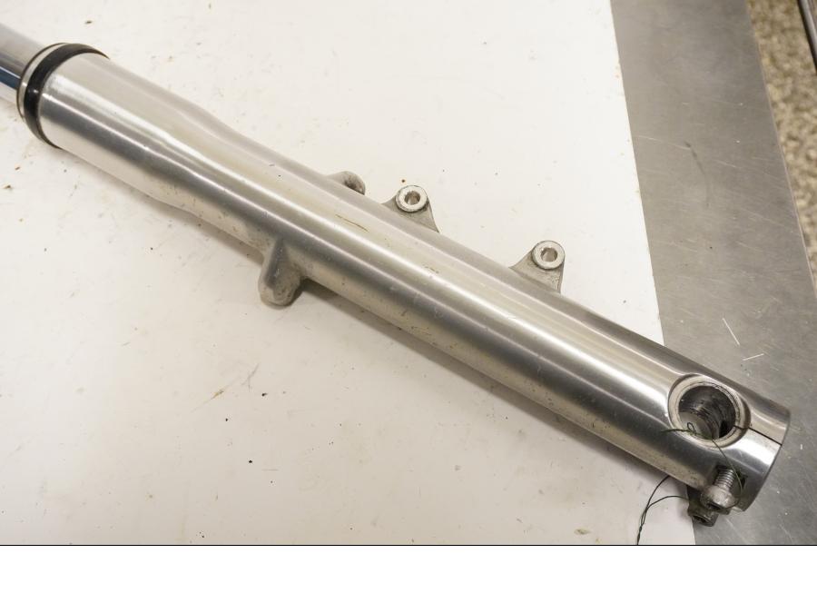 Baksidan på Gaffelben från en Honda VT 1100 C -2000 motorcykel.